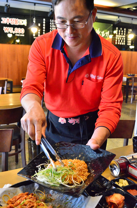 맛에 대한 열정 하나로 묵묵히 한길을 걸어온 ‘화덕초대파불고기’ 박영주 대표.