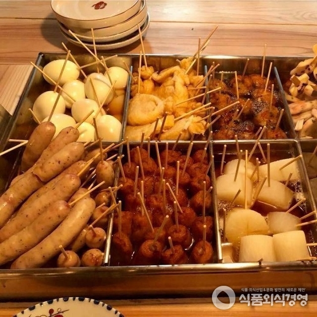꼬치 오뎅 메뉴는 13품이 준비되어 있다. 손님이 셀프로 가져가고, 가져간 상품을 전표에 써넣는다.