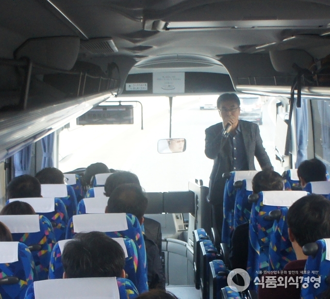 버스 이동강연 중인 알지엠컨설팅의 강태봉 대표 
