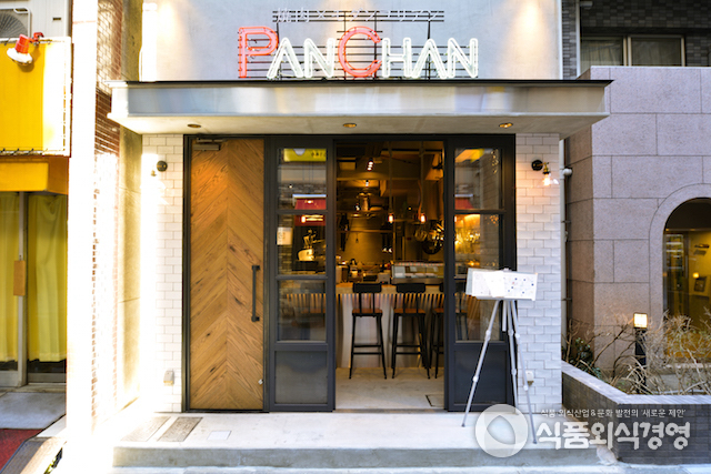 그의 점포는 언뜻 보면 야끼니꾸집으로 보이지 않는다. 오히려 카페나 와인 바로 오해할만큼 세련된 익스테리어를 만들었다.