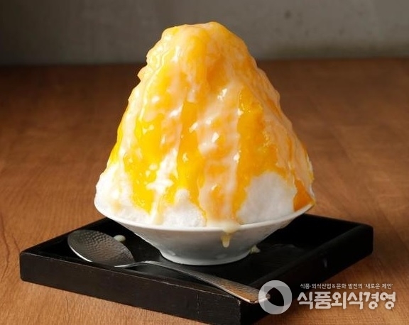 한국스타일의 '망고빙수' 디저트 