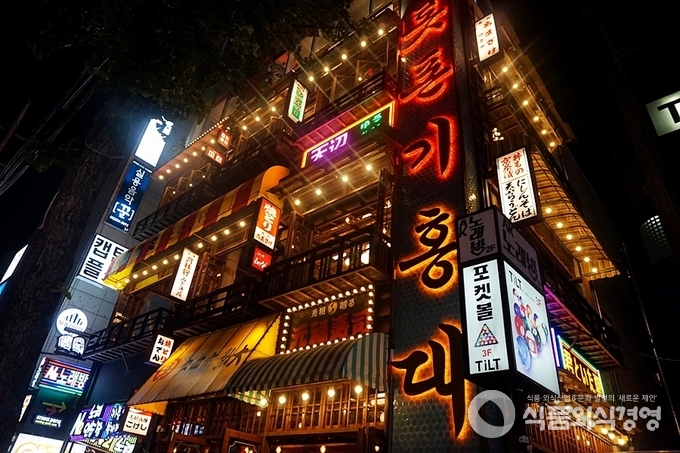 서울에서 가장 뜨거운 상권인 홍대클럽거리의 ‘롯폰기홍대’. 4층 건물 전체가 일본어 간판으로 되어 있다.