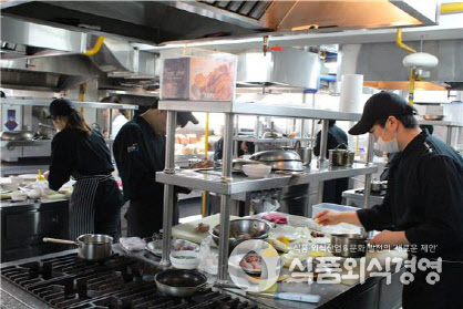 경기대 부설 평생교육원의 재학생들이 조리 실습실에서 질 높은 교육을 받고 있다. (사진제공=경기대)