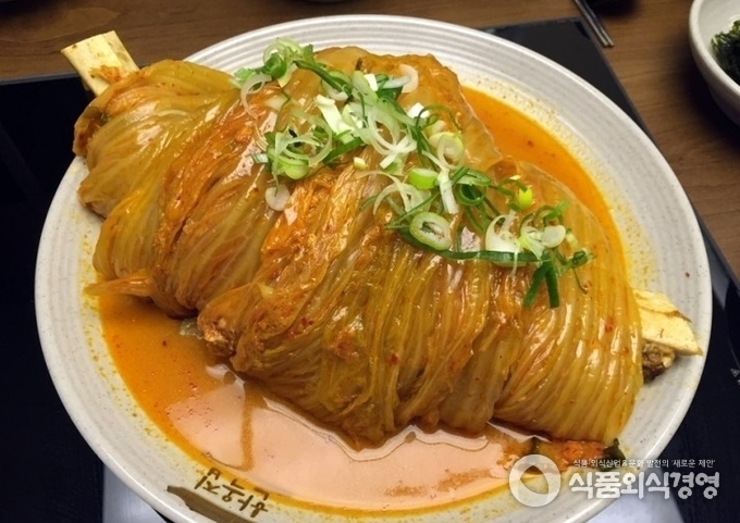 한옥집 대표메뉴인 김치찜.