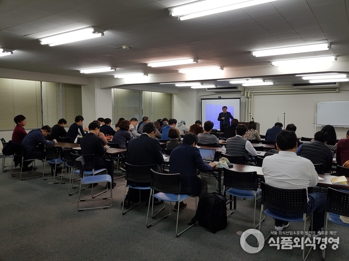 일본 외식산업 연수 현장에서 특강 중인 알지엠컨설팅 강태봉 대표
