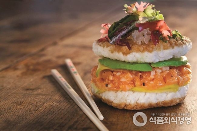 웰빙으로 주목받는 다인종 음식 '에스닉푸드' 밥으로 만든 햄버거