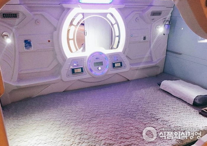 카페에 마련된 수면 산소 캡슐에는 PSA 분리 청정 산소 발생 시스템과 수면 유도 램프가 장착되어 있다.