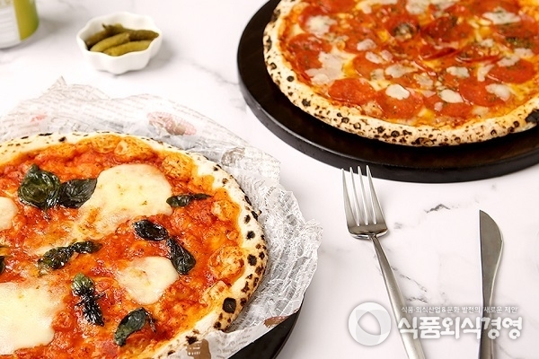우주인피자는 국내 유일한 냉동 화덕 피자로 수제 화덕피자의 맛을 집에서 간편한 조리로 즐길 수 있다.