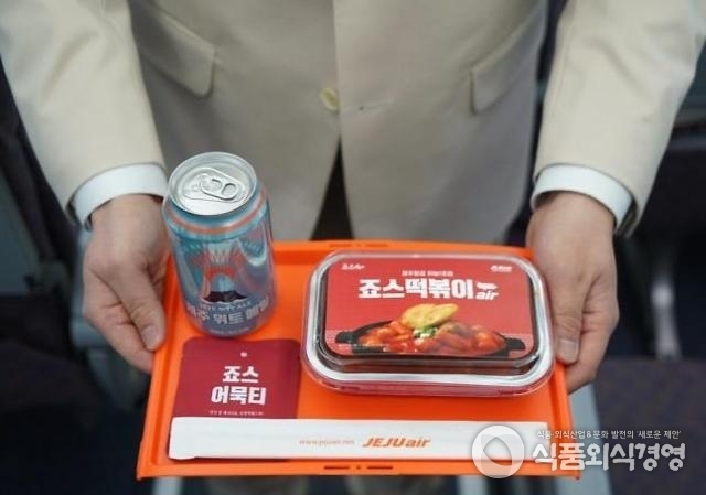 제주항공 기내식으로 판매중인 ‘죠스떡볶이 에어’ 이미지 컷 / 사진제공=죠스푸드