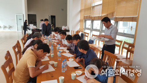 쌀국수 BUN 관능평가를 하고 있는 베트남 현지인들./ 사진제공=한국식품연구원