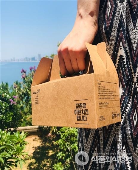 배달 시 비닐봉투 대신 종이봉투를 이용하는 치킨 프랜차이즈. / 사진제공=서울시