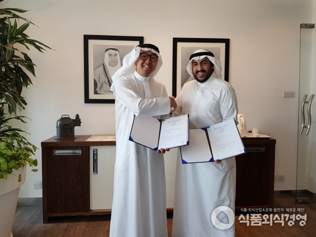 설빙과 무할라브 알가님 그룹의 마스터 프랜차이즈 계약을 체결 모습. 사진제공=설빙