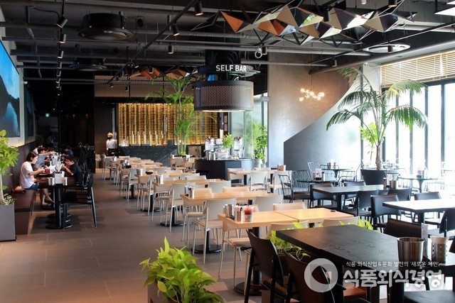교촌치킨 청라호수공원점 내부