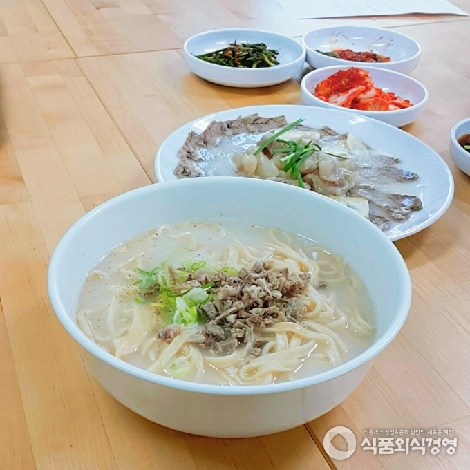 안동국시와 인삼수육.
