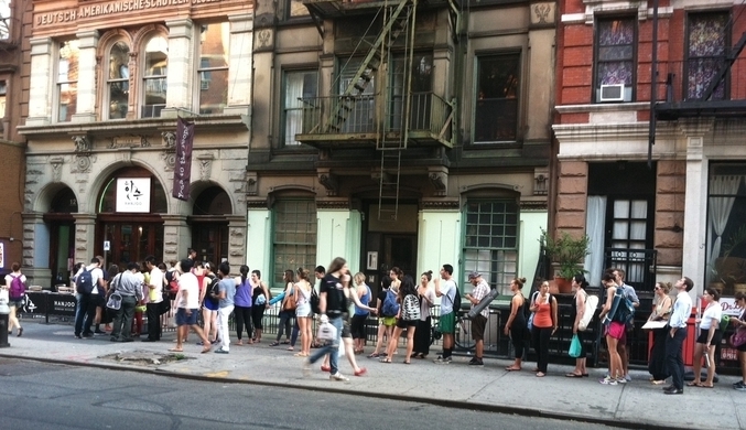 뉴욕 맨하탄 32번가 코리아타운에 위치한 한식당 앞에서 줄을 선 사람들/사진.KOTRA 뉴욕 무역관