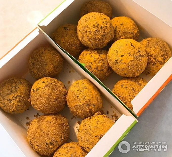 bhc치킨의 ‘달콤바삭치즈볼 