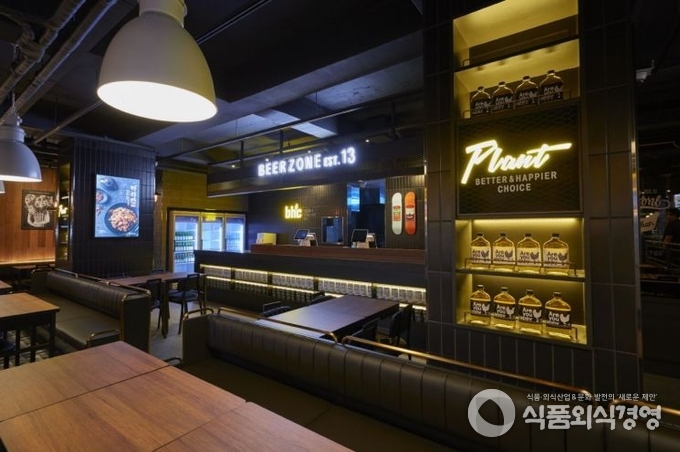 bhc치킨, 지난 8월 치맥 문화 확산 위한 플래그십 스토어형 매장 종로점 오픈
