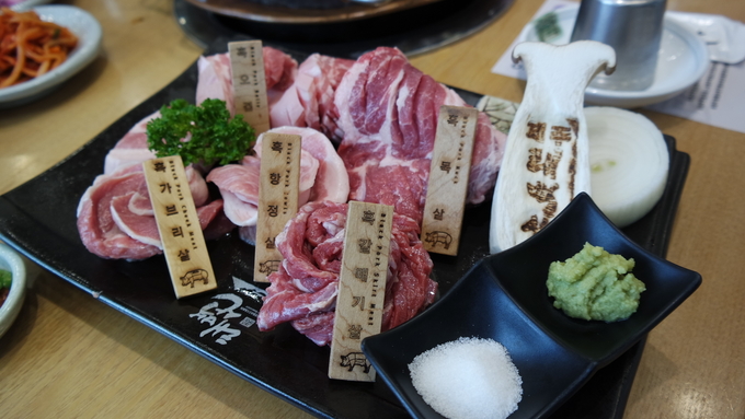 제주 흑돼지 다양한 부위를 맛볼 수 있는 메뉴 '이호동 한마리'.