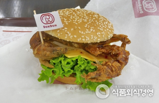 쉘크랩 한마리가 패티로 들어간 ‘통째로 게 버거’