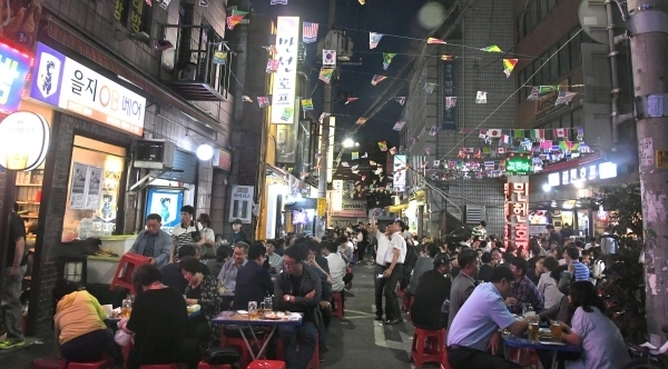 을지로 노가리골목 일대 저녁풍경