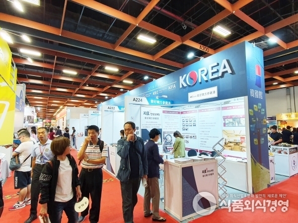  2019 대만 국제 프랜차이즈 박람회 한국관을 현지 참관객들이 둘러보고 있다. / 사진제공=프랜차이즈협회