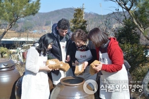 샘표 우리맛 발효학교 수강생들이 장 담그기 실습을 하고 있다