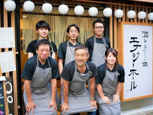 대표 오카다 야스시씨(앞줄 중앙), 점장 하기타 히로키씨(앞줄 왼쪽)와 직원들.
