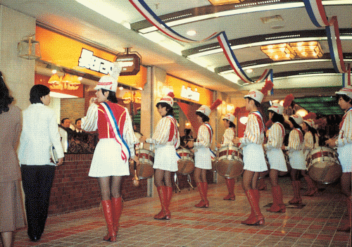 1979년 오픈한 롯데리아 1호점 소공점 모습 / 사진제공=롯데GRS