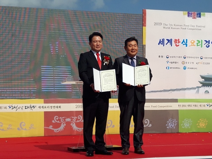 왼쪽부터 (사)대한민국한식협회 김준오 회장과 (사)한국주방유통협회 강동원 회장