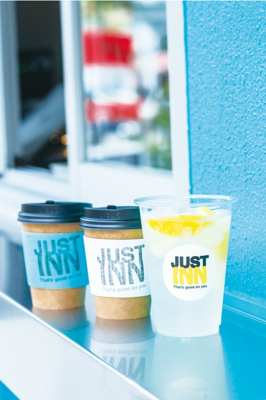 오른쪽부터 레몬 사워(sour)(400엔), 커피(350엔), 카페라테(400엔)/사진=JUST INN