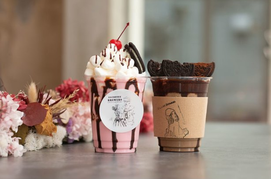 인기메뉴인 오레오 패닉(오른쪽)과 딸기 라테(각 700엔) /사진=10 COFFEE BREWERS후쿠오카 다이묘점