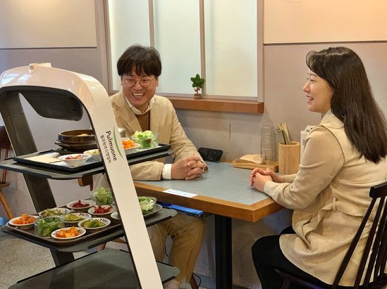 찬장 라스트리트점에서 운영 중인 서빙로봇 ‘딜리’ 모습 / 사진제공=풀무원푸드앤컬처