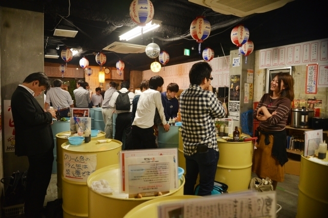 서서 술을 마시는 선술집 풍경/사진=푸드링크