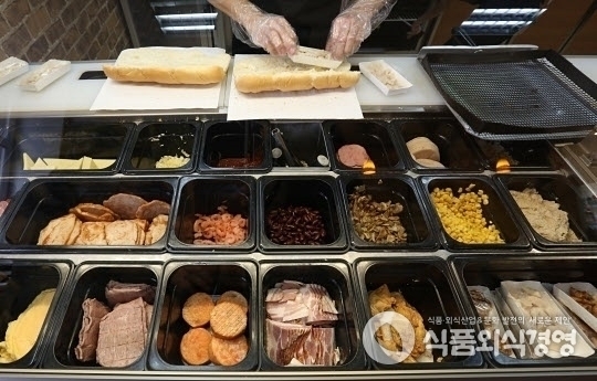 서브웨이의 다양한 샌드위치 토핑 재료 