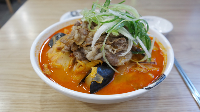 고기와 해산물로 국물맛을 낸 차돌박이 짬뽕