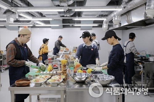 위쿡 송파점 공유주방에서 조리하는 모습. / 사진제공=위쿡