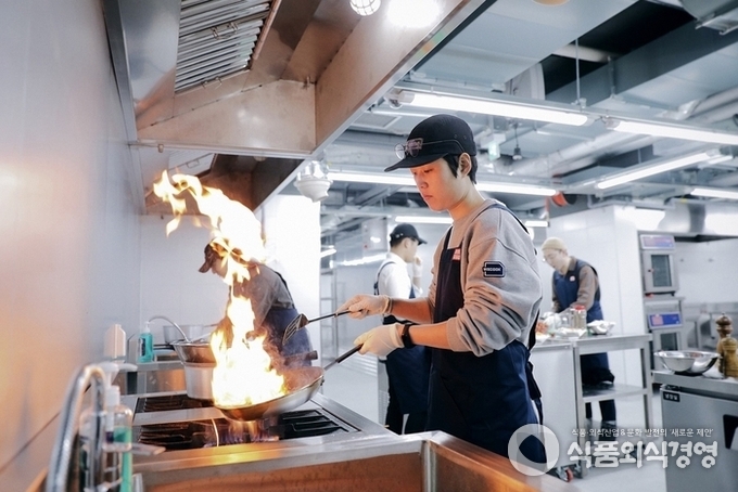 위쿡 송파점 공유주방에서 조리하는 모습. / 사진제공=위쿡