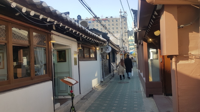 서울 익선동이 코로나19 여파로 다소 한산한 모습을 보이고 있다. / 사진=이준 기자
