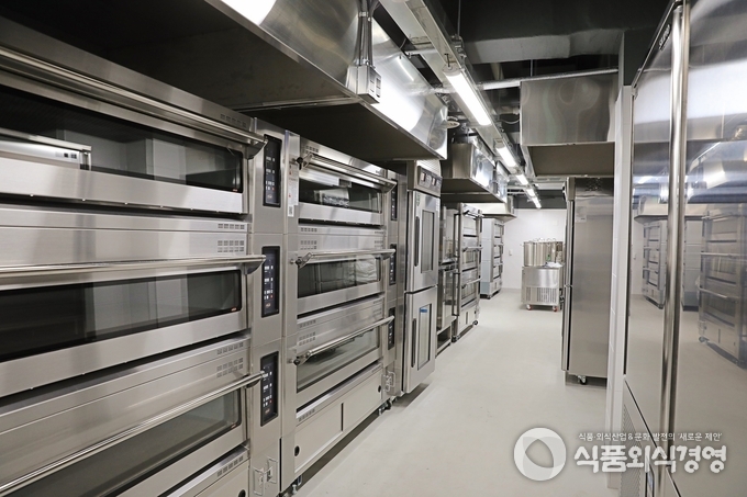 위쿡 송파점의 베이커리형 공유주방 모습