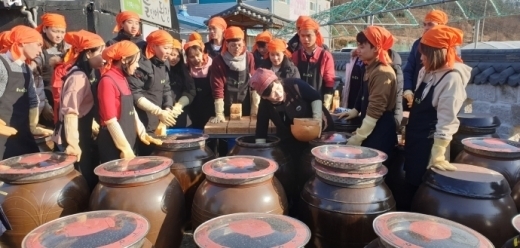 지난해 2월에 열린 전통장 담그기 행사 장면 / 사진제공=경기도농기원