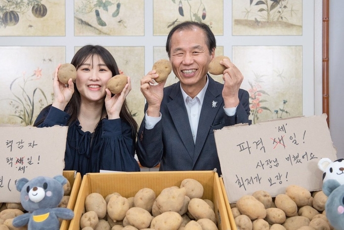 최문순 강원도지사는 SNS를 통해 강원감자 판매에 나서 화제를 모았다./사진=강원도