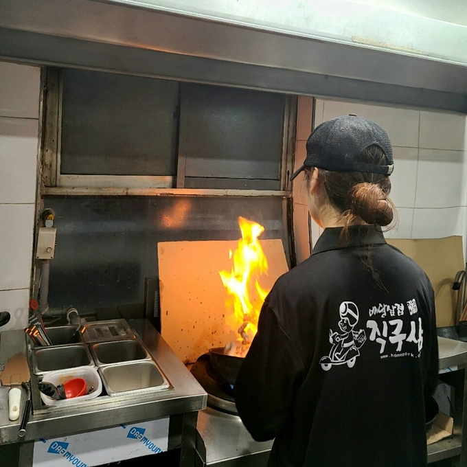 직화구이 삼겹살을 조리 중인 최선임 사장