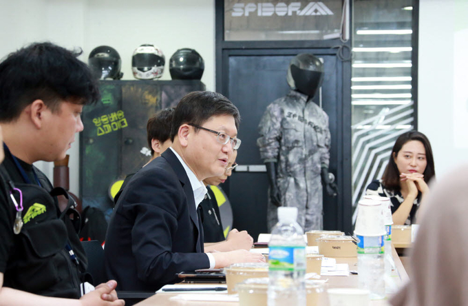 임서정 고용노동부 차관은 7일 서울 서초구 소재 배달대행업체 스파이더 크래프트를 방문해 임직원들과 간담회를 가졌다.