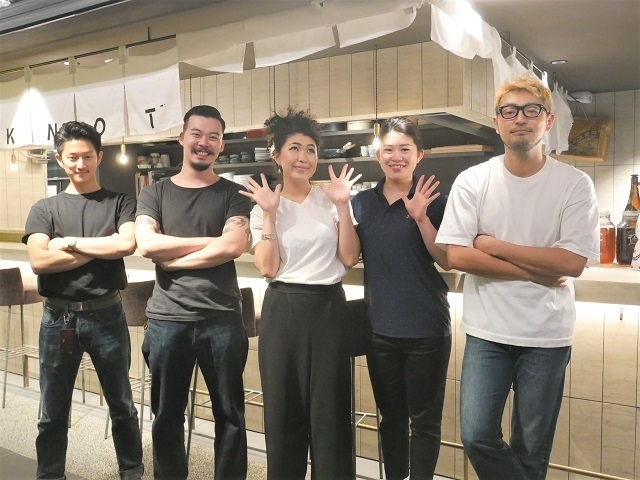 오하시 나오타카 쉐프(가장 우측)와 직원들/사진=つかんと