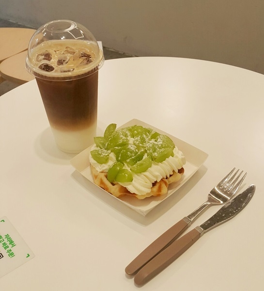샤인머스켓 생크림 와플&바닐라라떼