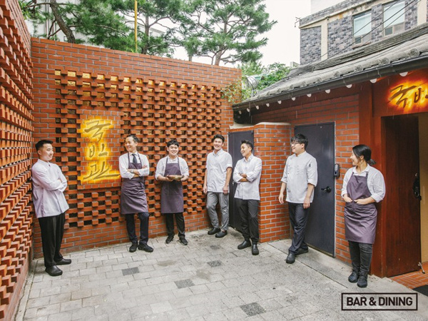 이주원 조리사, 최우학 대표, 박명규 홀 직원, 김진모 헤드 셰프, 김윤곤 대표, 양성권 수셰프, 이재은 매니저