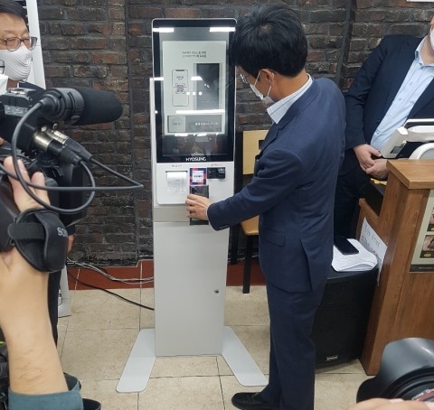 10월 28일 서울 관악구에서 열린 소상공인 키오스크 지원 사업 1호점 선정식에서 한결원 윤완수 이사장이 제로페이로 결제하고 있다