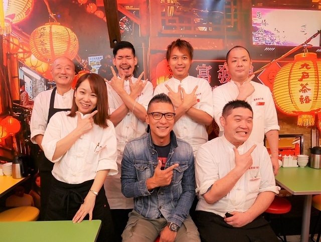 이와타 히로이 대표(앞줄 가운데)와 반초우교자도 소속 직원들/사진제공=番長餃子道