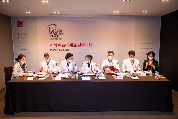 심사를 하는 전문 심사위원들