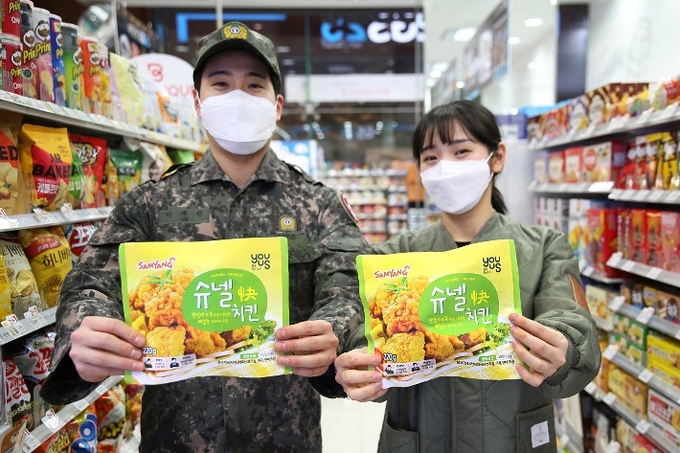 모델들이 GS25 매장 에서 슈넬치킨을 들고 포즈를 취하고 있다/ 사진제공=GS25